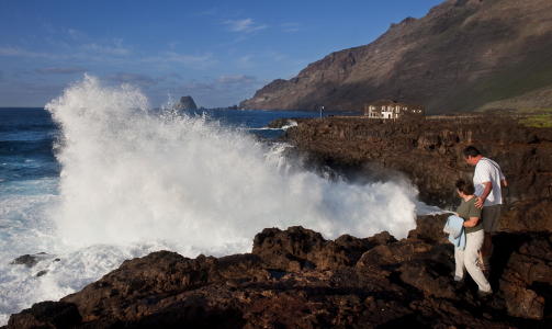 El HIERRO:< /b>  El Golfo-bukta og steinhotellet Punta Grande, Atlanterhavet rett p� om vinteren.        Foto: John Terje Pedersen