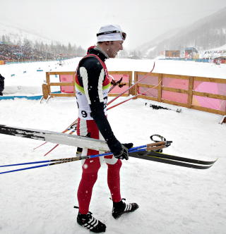 OL-KLADD: Frode Estil var fortvilet over gullsjansen som glapp med d�rlige ski i Torino. Foto: Bj�rn Langsem / DAGBLADET.