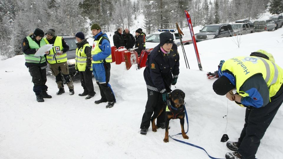 FUNNET:De to danske jentene som ble meldt savnet etter en skitur til Andersnatten i Sigdal kommune mandag ble funnet i god behold tirsdag formiddag. Jentene ble sett fra et helikopter. Foto: Erlend Aas / Scanpix