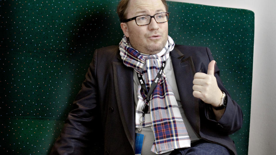 KRED VS. KOMMERS: &mdash; Det var svogeren min som l�rte meg alt om musikk, fikk vridd meg over fra Abba til Roxy Music og fra Boney M til Blondie. N� er ringen sluttet, for han sitter p� f�rste rad p� MGP, sier Per Sundnes.  FOTO: LARS EIVIND BONES