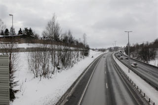 HER BLE HUN FRAKTET: P� denne veien mellom B�rum og Dikemark i Asker har bilen med Faiza i bagasjerommet kj�rt. Mobilbevegelsene hennes stopper i Dikemark. FOTO: JON TERJE HELLGREN HANSEN