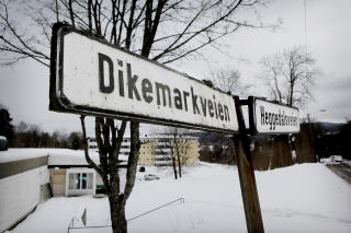 MOBILBEVEGELSER: Ikke langt fra disse skiltene i Dikemark ligger m�lestasjonen som har fanget inn de siste signalene fra Faizas mobiltelefon. I dette omr�det har politiet lett etter 26-�ringen med hunder og helikopter. FOTO: JON TERJE HELGREN HANSEN