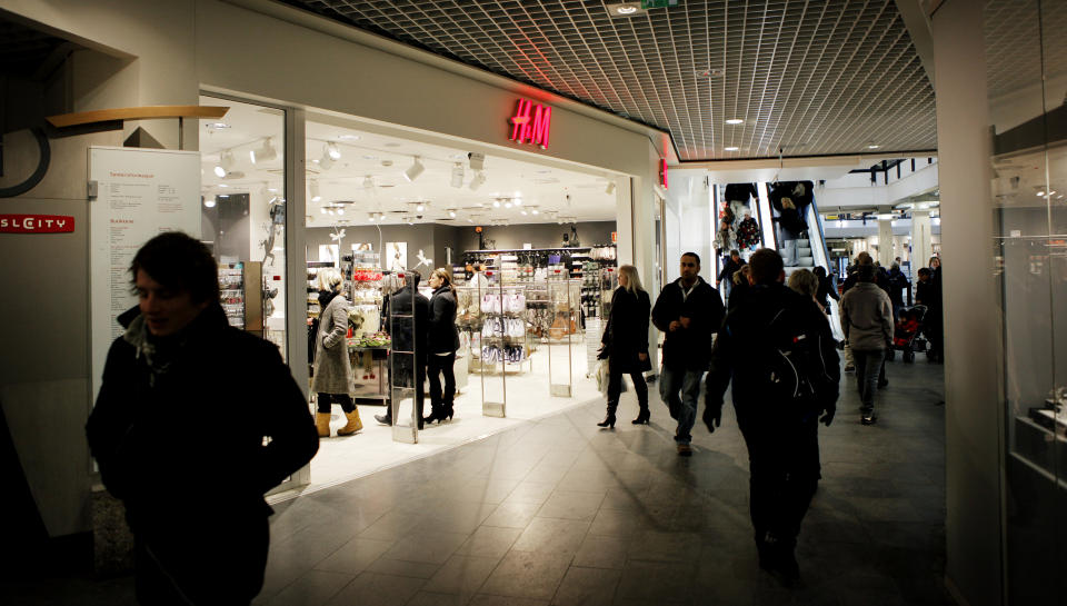 HIT SKULLE FAIZA: 26-�rige Faiza Ashraf var p� vei til jobb i denne Hennes og Mauritz-butikken i kj�pesenteret Oslo City da hun forsvant. Hennes kolleger forteller at de savner henne veldig. FOTO: JON TERJE HELLGREN HANSEN