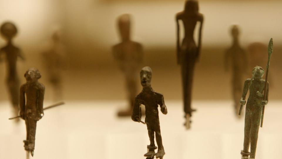 FIGURER FRA BRONSEALDEREN: Bronsealderen defineres som den perioden da redskapene ble laget av bronse. Den inntraff til ulik tid ulike steder p� jorda, noen steder er den fortsatt ikke kommet. I Norge tidfestes perioden fra 1700 f. Kr og framover. Dette er bronsealderstatuer fra Obelisks-tempelet i Nord-Libanon. Foto: REUTERS/Jamal Saidi