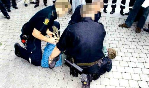 REKONSTRUKSJON: De tre politifolkene som deltok aktivt i p�gripelsen av Obiora viser her hva de mener foregikk like f�r norsknigerianeren (her en mark�r) ble livl�s.
Foto: KRIPOS / SPESIALENHETEN FOR POLITISAKER