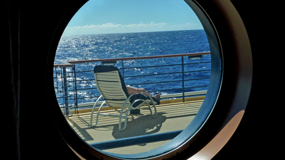 BL� DAGER: Akkurat s� deilig kan det v�re p� cruise i Middelhavet. I dype tanker i en dekksstol kan du finne sjelefred - og f� fin brunfarge! Foto: Eivind Pedersen
