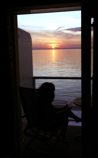 VAKKERT: En stille stund f�r solnedgang. I morgen; en ny havn! Foto: Eivind Pedersen