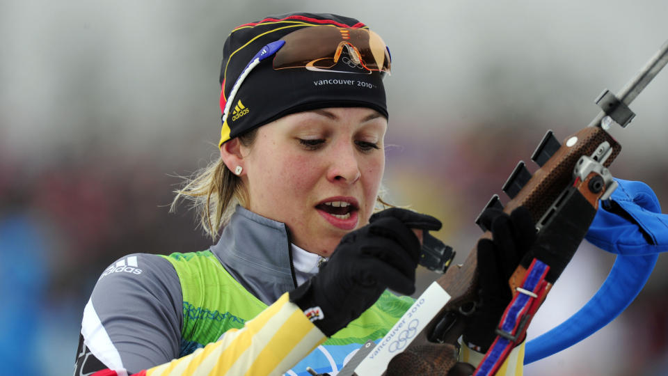 TYSK GULL: Magdalena Neuner gikk seg opp en plass og tok OL-gull i sine f�rste leker.  Foto: SCANPIX/AFP/ FRANCK FIFE