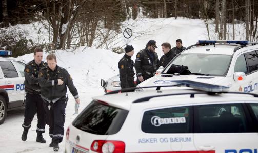 LETTE ETTER FAIZA: Store politistyrker fra Asker og B�rum lette mandag og tirsdag etter Faiza Ashraf i omr�det Dikemark i Asker. De tok i bruk b�de helikopter og hunder i s�ket. FOTO: ESPEN R�ST