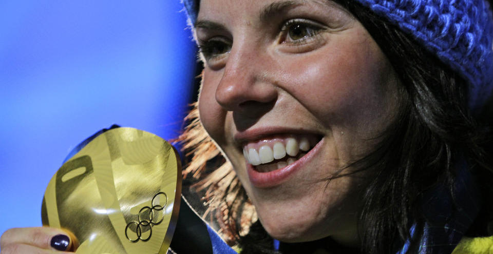 GIKK FOR GULL: Svenske Charlotte Kalla ledet fra f�rste mellomtid, og gikk til slutt inn til gullmedalje p� den f�rste langrenns�velsen i OL i Vancouver. Marit Bj�rgen m�tte n�ye seg med en tredjeplass.  Foto: AP PHOTO/SCANPIX