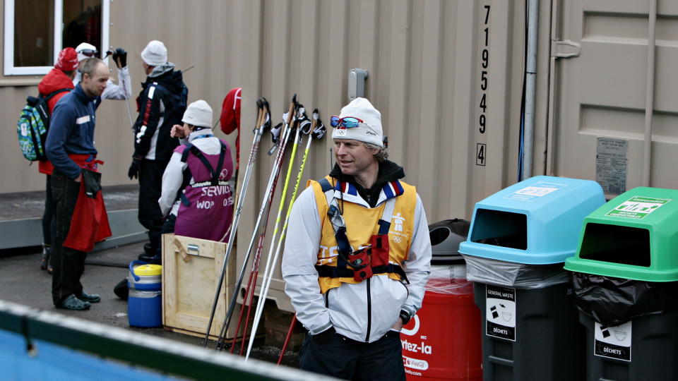 T�FF START: Sportssjef �ge Skinstad m�tte svare for mye dagen etter langrennsguttas fiaskoinnledning. Petter Northug med brillene p� lua i bakgrunnen.Foto: ARNT E. FOLVIK

Foto:ARNT E. FOLVIK