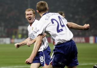 LITT HELDIG? Paul Scholes har scoret noen m�l i karrieren. Men kanskje ikke s� mange med standbeinet etter � ha r�bommet p� ballen? Han gjorde 1-1 slik i kveld. Foto: Matteo Bazzi, EPA/Scanpix
