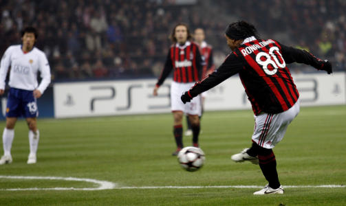 TIDLIG LEDELSE: Etter bare tre minutter sendte Ronaldinho hjemmelaget i ledelsen med dette volleyskuddet. Foto: Giampiero Sposito, Reuters/Scanpix