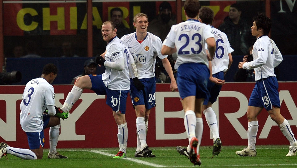 BURDE PUSSET PANNA? Patrice Evra agerer skopusser i respekt for tom�lsscorer Wayne Rooney.  Men det var ikke skuddfoten, men panna til Rooney som sendte inn United-spissens 24. og 25. m�l for sesongen i Milano i kveld. United slo AC Milan 3-2 borte. Foto: Paul Ellis, AFP/Scanpix