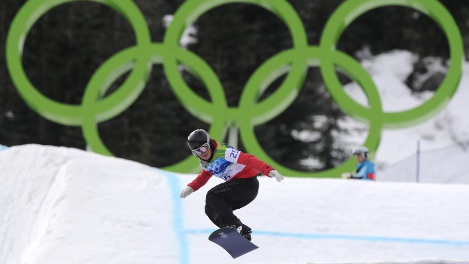 NY NEDTUR: Helene Olafsen hadde noe p� gang, og var suveren i semifinalen sin. Men i finalen falt hun, og havnet dermed p� fjerdeplass  i snowboardcross.Foto: Mark J. Terrill, AP/Scanpix