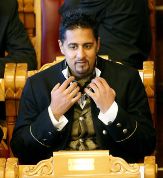 ADVARER MOT EKSTREMISTISKE TENDENSER VED H�GSKOLEN I OSLO: Men Abid Raja har selv hengt opp plakat for et arrangement av Det islamske nettverk, kontrer organisasjonen. 
Foto: Lise �serud / Scanpix