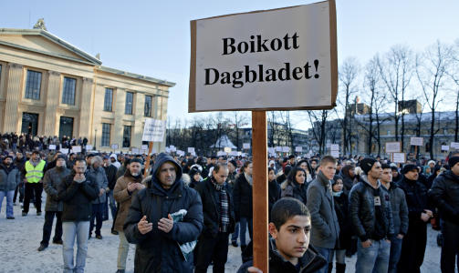 DEMONSTRASJON: Muslimer og andre demonstrerte mot Dagbladet i forbindelse med at Dagbladet publiserte bilde av en skjerm med Muhammed tegnet som en gris. Under demonstrasjonen ble det gitt en advarsel om at 11.september kunne skje p� norsk jord.
Foto: Lars Eivind Bones / Dagbladet