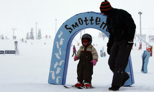 BITTESM�TT: Dagmar (2) fra Danmark tester slalomski for f�rste gang i 10 minus og t�ke sammen med pappa Peter Tomadsen. Foto: Hilde Schjerve / Dagbladet