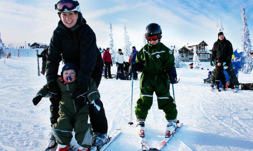 DANSKER: Det er mange dansker i Trysil. Christine Andersen (33) fikk ski p� beina til Magnus (7) da han var to. N� er det lillebror Tobias (2) som skal i ilden. Foto: Hilde Schjerve/Dagbladet