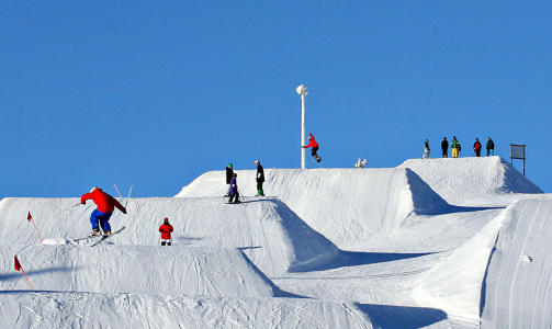 SNOWPARK: Trysil har en imponerende terrengpark for de aller t�ffeste kidsa. Dette er bare �verste del. Parken er laaaaang... Og har egen stolheis opp. Foto: Hilde Schjerve/Dagbladet
