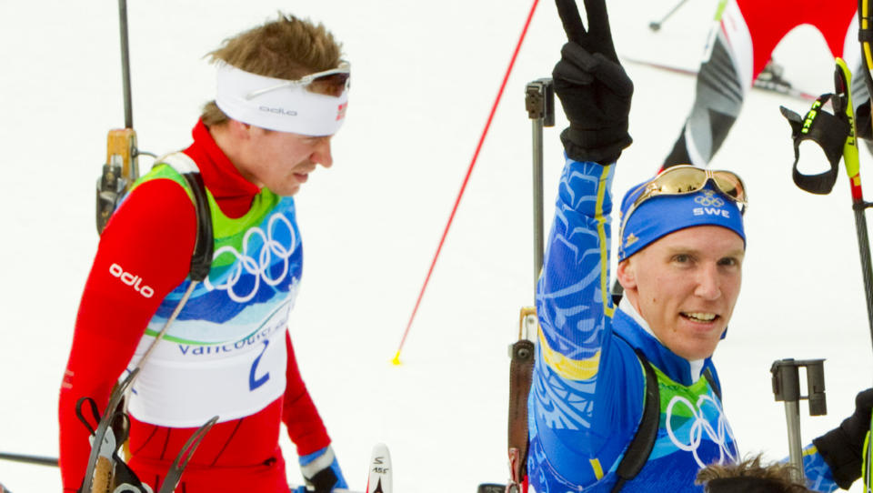 NORSK NEDTUR: Svenske Bj�rn Ferry jubler over gullmedalje mens Emil Hegle Svendsen depper over �ttendeplassen i jaktstarten i g�r kveld. Foto: Heiko Junge / Scanpix