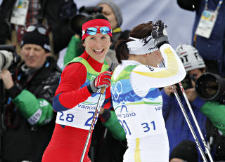 SVENSK GULL: Marit Bj�rgen var glad for bronsen, men det var Sverige og Charlotte Kalla som stakk av med gullet. Foto:  ARNT E. FOLVIK