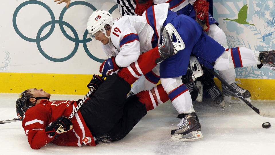 TAP OG SKADE: Per-�ge Skr�der �dela ankelen i natt. Her i duell med kanadiske Jonathan Toews. Foto: Lise �serud / Scanpix
