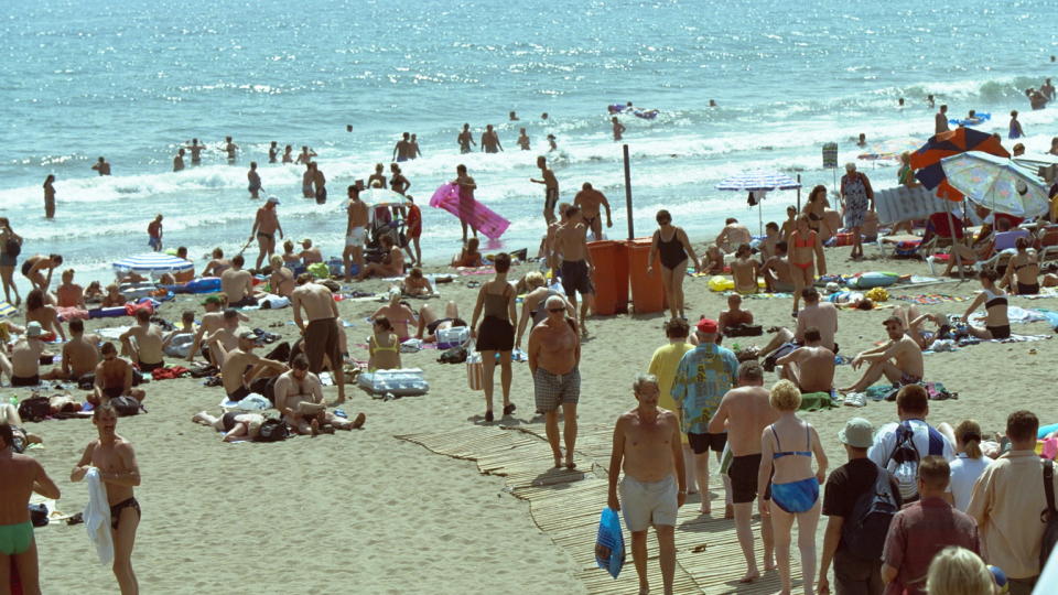 GRAN CANARIA:  Det kan v�re trangt om plassen p� Playa del Ingl�s p� Gran Canaria. Foto: Arne V. Hoem