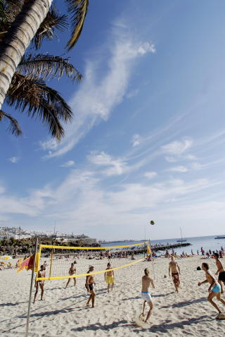 GRAN CANARIA:  Anfi del Mar stranda med hvit sand hentet fra Karibia.  Foto: John Terje Pedersen