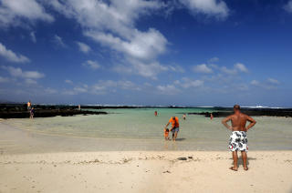 LANZAROTE: Orzola-stranda med en lagune som beskytter mot havet utenfor er k�ret til en Sv Spanias beste.    Foto: John Terje Pedersen