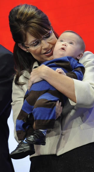 S�NNEN: Sarah Palin (46) fikk s�nnen Trig, hennes femte barn, kort tid f�r hun ble republikansk visepresidentkandidat i 2008. Foto: SCANPIX
