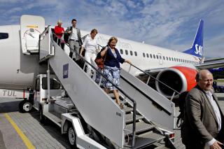 DYRERE OG TRANGERE: Flyene m� bli fullere og prisene m� opp, mener Erik Solheim. Foto: SCANPIX.