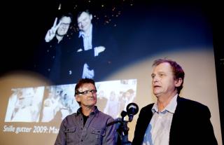 SNILLE GUTTER: Erik Fosse og Mads Gilbert ble priset for sitt samarbeid med pressefotografene. FOTO: ESPEN R�ST