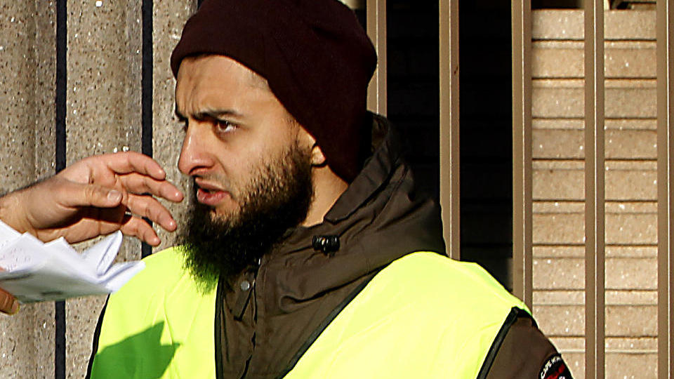 P�GREPET: Under en demonstrasjon mot Dagbladets trykking av karrikaturtegninger av profeten Muhammed advarte Mohyeldeen Mohammad mot at Norge kunne f� et 11. september eller 7. juni. N� er han politianmeldt og p�grepet for trusler mot to journalister. Foto : Bj�rn Langsem/DAGBLADET.