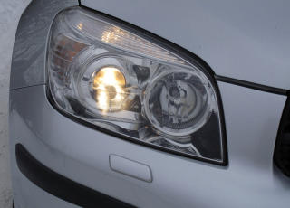 GUL:Den gule originale p�ren til Toyota RAVs  n�rlys. Foto: Ole C. H. Thomassen