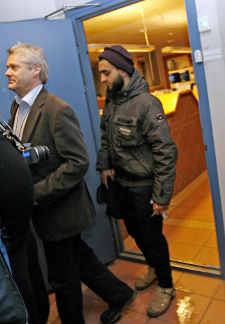 VALGTE HOVEDUTGANGEN: Politiet tilb�d
Mohyeldeen Mohammad � g� bakd�ra ut av politistasjonen i kveld, men takket nei.
Foto: Trond Reidar Teigen / Scanpix