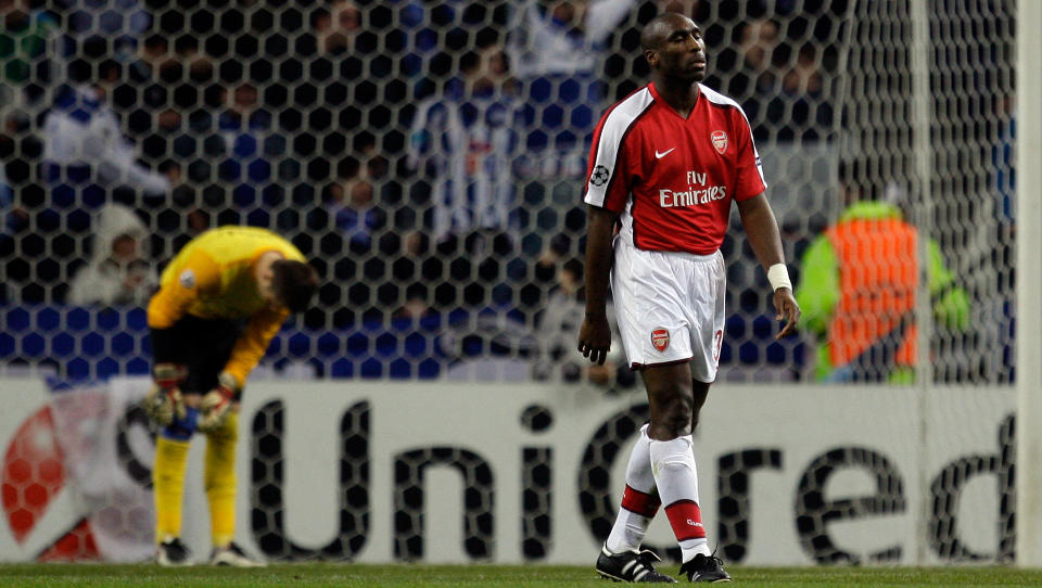 ROTET DET TIL: Lukasz Fabianski hadde all skyld for Arsenals f�rste baklengs, den andre kan han dele med Sol Campbell og et uoppmerksomt forsvar.Foto: SCANPIX/AP/Armando Franca