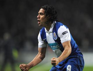 2-1: Radamel Falcao utnyttet det kjappe indirekte frisparket og satte inn 2-1.Foto: SCANPIX/AP/Paulo Duarte