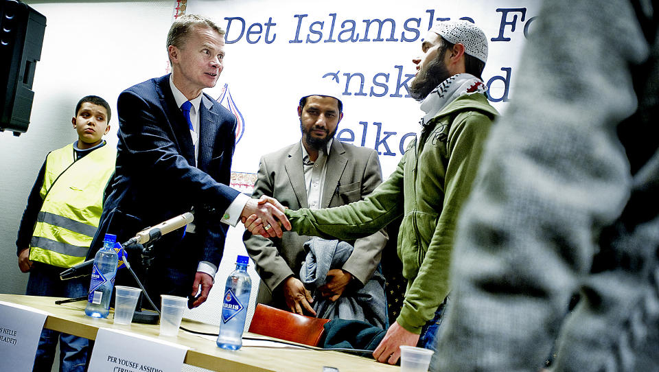 VARMT H�NDTRYKK: Debatten var konstruktiv og tonen rolig p� dialogm�tet i moskeen i Calmeyers gate. Men Lars Helle m�tte sv�rt skarp kritikk, b�de fra paneldeltagere og publikum. Foto: Thomas Rasmus Skaug/Dagbladet