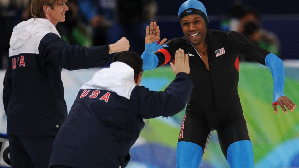  HYLLET:  OL-mesteren Shani Davis hylels av amerikanske lagkamerater. FOTO:AFP/SCANPIX.