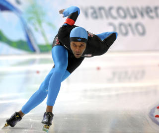  MAKTDEMONSTRASJON:  Shani Davis p� vei ut av siste sving til nytt OL-gull p� 1000 meter. FOTO: AFP/SCANPIX.