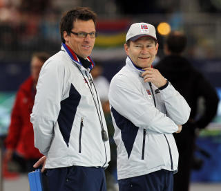  SMILTE, TROSS ALT:  Ingen stor norsk OL-kveld i sk�ytehallen, men trenerduoen Jarle Pedersen og Johann Olav Koss hygget seg likevel. FOTO: LISE �SERUD, SCANPIX.