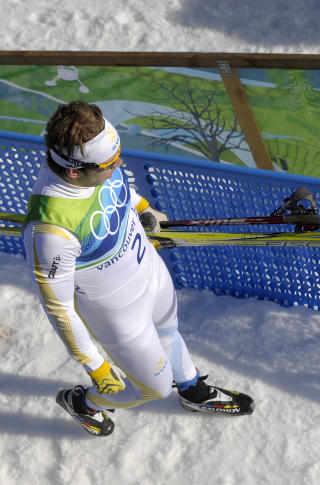 STRIDENS KJERNE: Emil J�nsson startet med stavene foran startgaten. Foto: Tobias R�stlund / SCANPIX