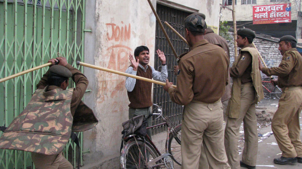 OPPR�R: Indisk politi konfronterer en indisk mann under et studentoppf�r 9. februar i Patna. Under dette oppr�ret ble en person drept og ti personer skadet. I g�r var det igjen oppr�r i India. Da ble ti personer drept. FOTO: AFP/STR