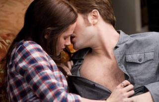 M� VELGE: Bella m� velge mellom vampyren Edward og varulven Jacob. Foto: Stella Pictures