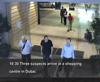 P� KJ�PESENTER: Flere av de mistenkte m�ttes p� et kj�pesenter i Dubai samme dag drapet ble beg�tt. Da de dro fra kj�pesenteret hadde de splittet opp i nye grupper. Foto: REUTERS/Dubai Police/SCANPIX