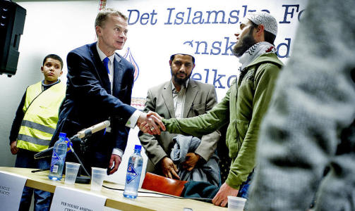 VARMT H�NDTRYKK: Debatten var konstruktiv og tonen rolig p� dialogm�tet i moskeen i Calmeyers gate. Men Lars Helle m�tte sv�rt skarp kritikk, b�de fra paneldeltagere og publikum. Foto: Thomas Rasmus Skaug/Dagbladet
