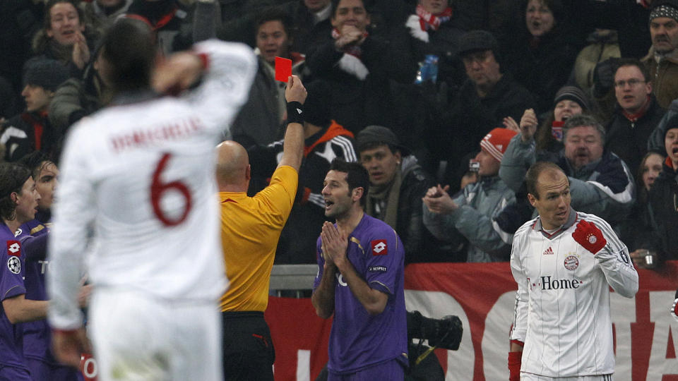F�R TILBAKEMELDING: Tom Henning �vreb� vet ikke hva Uefa synes om innsatsen i Champions League onsdag. Her gir han Fiorentinas Massimo Gobbi r�dt kort. Det er en avgj�relse han ikke �nsker � si noe om i dag. Foto: REUTERS/Michaela Rehle