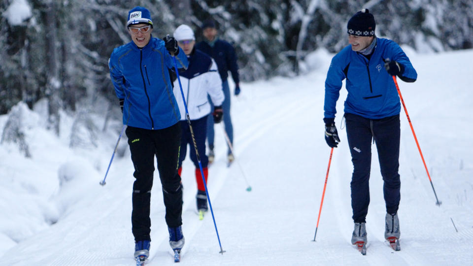 ALLE HAR TID TIL � TRENE: Her er utenriksminister Jonas Gahr St�re ( til h.) og hans finske kollega Alexander Stubb, som la ut p� skitur fra Voksenkollen nedenfor Holmenkollen en snau time etter at  fredsprisutdelingen i Oslo var over.
Foto: Cornelius Poppe / SCANPIX