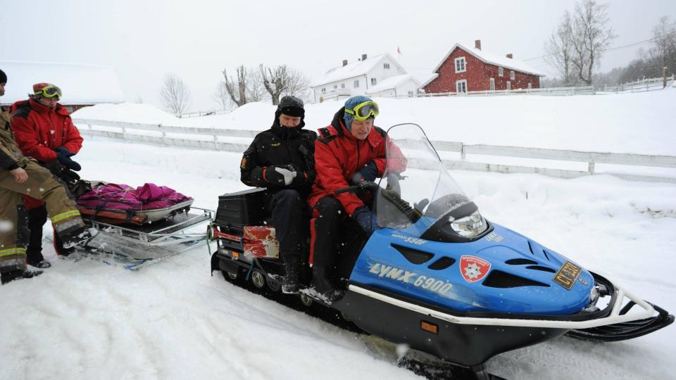 HAR MED B�RE: Politipatruljen som i dag er ute og leter etter Faiza rundt omr�det Heggedal i Asker, har blant annet med seg brekkjern og b�re. Foto: THOMAS RASMUS  SKAUG/dagbladet